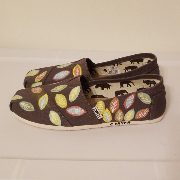 Toms Shoes - Tom's classic with leaf pattern.
